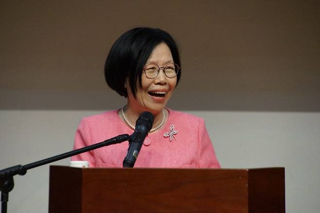 하버드대 교목인 이금하 박사가 2일 부산외국어대학교 채플시간에 강연하고 있다. 이 박사는 “세상이 뒤집히는 변화가 오더라도 하나님을 의지하며 자신을 과소평가하지 않는 당당함을 가져야 한다”고 강조했다.