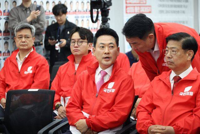 국민의힘 장동혁 상임선거대책위원장이 3일 서울 여의도 중앙당사에 마련된 개표상황실에서 제9회 전국동시지방선거 개표방송 출구조사 결과를 지켜보며 정희용 사무총장과 대화하고 있다. 국회사진기자단
