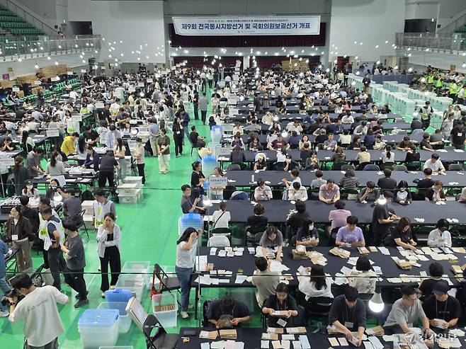 3일 인천 연수구 개표소에서는 투표용지 부족과 개표 분류기 오류로 오후 8시56분이 돼서야 개표를 시작했다. 연수구 개표소 모습. 이병기기자