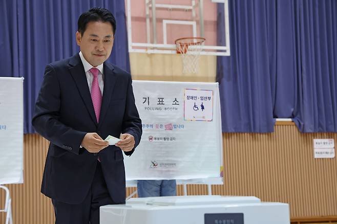 지선 하루 앞두고 투표 참여 독려하는 장동혁 위원장/ 사진=연합뉴스