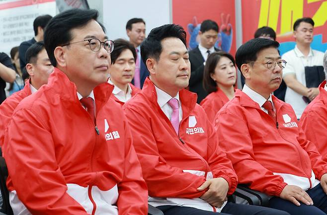 장동혁 상임선거대책위원장(가운데)이 3일 서울 여의도 국민의힘 중앙당사에 마련된 국민의힘 개표상황실에서 제9회 전국동시지방선거 개표방송 출구조사 결과를 시청하며 생각에 잠겨있다./ 사진=국회사진기자단