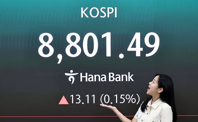 2일 서울 중구 하나은행 딜링룸 현황판에 코스피가 표시되고 있다. [연합뉴스]