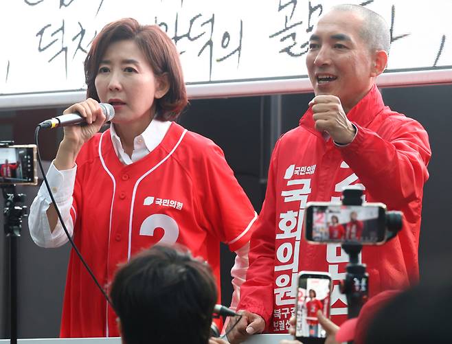 나경원 국민의힘 의원(왼쪽)이 지난달 23일 오후 부산 북구 도시철도 덕천역 부근에서 박민식 부산 북갑 국회의원 보궐선거 후보 지원유세를 하고 있다. [연합뉴스]