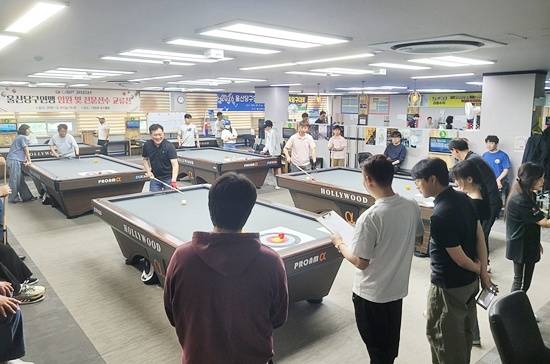 ‘2026 울산당구연맹회장배 시민 가족당구대회’ 부대행사로 예술구 시범, 과녁 뱅킹 이벤트와 경품 추첨 등이 진행됐다. 사진은 경품추첨 행사. (사진=울산당구연맹)