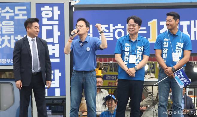 (부산=뉴스1) 윤일지 기자 = 박주민 더불어민주당 오뚝유세단 단장이 6·3 지방선거 및 국회의원 재보궐선거 공식 선거운동 첫날인 21일 오후 부산 부산진구 부전역 앞에서 열린 전재수 부산시장 후보 출정식에서 지원유세를 하고 있다. 2026.5.21/뉴스1  Copyright (C) 뉴스1. All rights reserved. 무단 전재 및 재배포,  AI학습 이용 금지. /사진=(부산=뉴스1) 윤일지 기자