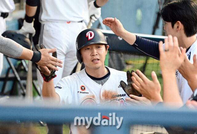 2026년 5월 28일 오후 서울 잠실구장에서 열린 '2026 신한 SOL KBO리그' KT 위즈와 두산 베어스의 경기. 두산 2루 주자 정수빈이 3회말 2사 1.2루서 카메론의 1타점 적시타 때 홈을 밟고 기뻐하고 있다./마이데일리