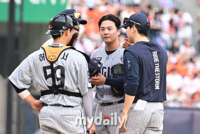3일 오후 서울 잠실야구장에서 진행된 '2026 신한 SOL KBO 리그' 한화 이글스- 두산 베어스의 경기. 한화 왕옌칭이 5회말 마운드에서 허인서 포수와 이야기를 나누고 있다./잠실 = 곽경훈 기자