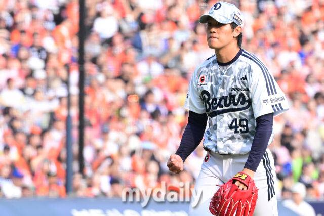 3일 오후 서울 잠실야구장에서 진행된 '2026 신한 SOL KBO 리그' 한화 이글스- 두산 베어스의 경기. 두산 선발 박신지가 2회초 2사 1,2루에서 한화 이원석을 잡은 뒤 기뻐하고 있다./잠실 = 곽경훈 기자