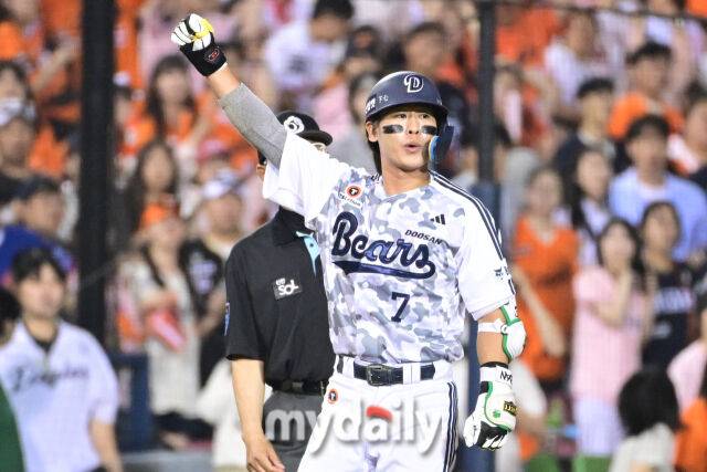 3일 오후 서울 잠실야구장에서 진행된 '2026 신한 SOL KBO 리그' 한화 이글스- 두산 베어스의 경기. 두산 박찬호가 연장 11회말 2사 2루에서 동점타를 때린 뒤 3루에서 포효하고 있다./잠실 = 곽경훈 기자