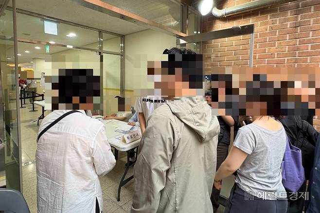 3일 오후 6시께 서울 송파구 잠실2동 제6투표소에서 투표용지 부족 사태에 대해 유권자들이 항의하고 있다. 윤승현 수습기자