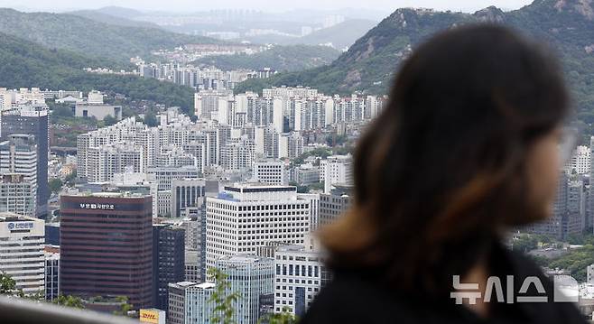 [서울=뉴시스] 김혜진 기자 =  서울 중구 남산에서 서울 시내 아파트가 보이고 있다.21일 한국부동산원이 발표한 5월 셋째주(18일 기준) 주간 아파트가격 동향에 따르면 서울 아파트 매매가격은 0.31% 상승했다. 2026.05.21. jini@newsis.com