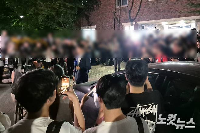 3일 밤 잠실7동 2투표소에 투표 무효처리를 요구중인 시위대와 주민들, 취재진이 뒤섞여있다. 송선교 기자
