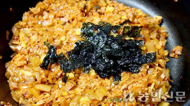 밥과 김치만 있어도 만들 수 있는 김치볶음밥은 어떤 재료를 더하느냐에 따라 전혀 다른 맛과 개성을 지닌 요리로 변한다.