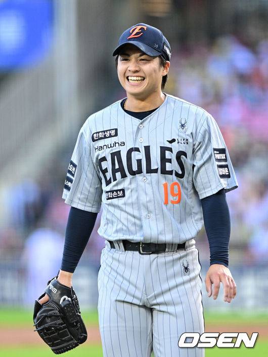 [OSEN=잠실, 최규한 기자] 22일 서울 잠실야구장에서 ‘2026 신한 SOL KBO리그’ LG 트윈스와 한화 이글스의 경기가 열렸다.홈팀 LG는 라클란 웰스, 방문팀 한화는 왕옌청을 선발로 내세웠다. 1회말 LG 공격을 무실점으로 막아낸 한화 선발 왕옌청이 더그아웃으로 향하며 미소짓고 있다. 2026.04.22 / dreamer@osen.co.kr
