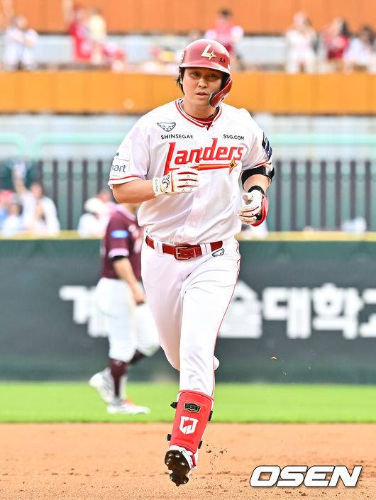 [OSEN=인천, 박준형 기자] 3일 인천 SSG랜더스필드에서 ‘2026 신한 SOL Bank KBO리그’ SSG 랜더스와 키움 히어로즈의 경기가 열렸다.이날 경기에서 SSG는 백승건을, 키움은 로젠버그를 선발투수로 내세웠다.1회말 2사 SSG 최정이 선취 솔로홈런을 날리고 베이스를 돌고 있다.    2026.06.03 / soul1014@osen.co.kr