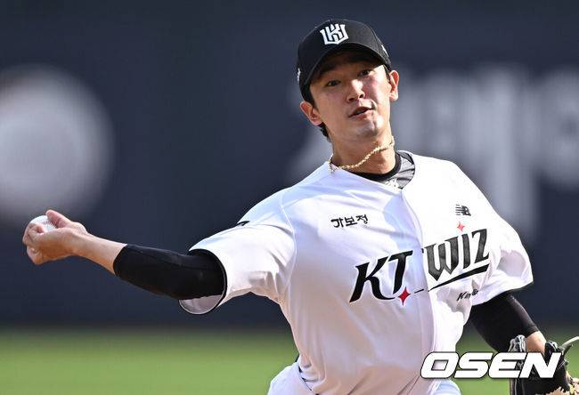 [OSEN=수원, 조은정 기자]3일 오후 수원KT위즈파크에서  '2026 신한 SOL Bank KBO리그'&nbsp;KT 위즈와 LG 트윈스의 경기가 열렸다.이날 KT는 고영표를, LG는 이정용을 선발투수로 내세웠다.1회초 KT 고영표가 역투하고 있다. 2026.06.03 /cej@osen.co.kr