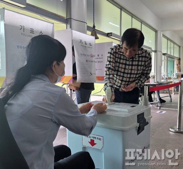 ▲3일 오전 광주 광산구 어룡동 제3투표소에서 한 시민이 투표하고 있다.2026.03ⓒ프레시안(강병석)