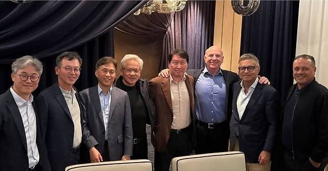 지난 1일 대만 타이베이에서 엔비디아가 한국 기업인을 위해 마련한 만찬 ‘코리아 파트너 나이트’에 참석한 곽노정 SK하이닉스 대표, 젠슨 황 엔비디아 최고경영자(CEO), 최태원 SK그룹 회장(왼쪽 세번째부터). SK하이닉스 제공