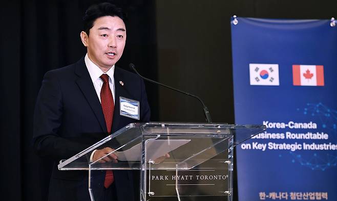 이재명 대통령의 전략경제협력 특사 자격으로 캐나다를 찾은 강훈식 비서실장이 지난 1일(현지시간) 토론토 파크 하얏트 호텔에서 열린 한-캐 첨단산업협력 비즈니스 라운드테이블에서 발언하고 있다. 강훈식 비서실장 SNS 캡처