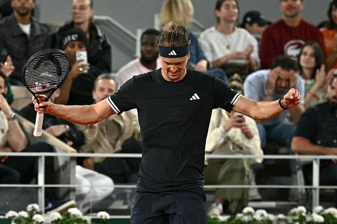 Germany's Alexander Zverev celebrates his victory at the end of his men's quarter final singles match against Spain's Rafael Jodar on day 10 of the French Open tennis tournament on Court Philippe-Chatrier at the Roland-Garros Complex in Paris on June 2, 2026. (Photo by JULIEN DE ROSA / AFP)/2026-06-03 00:51:39/ <저작권자 ⓒ 1980-2026 ㈜연합뉴스. 무단 전재 재배포 금지, AI 학습 및 활용 금지>