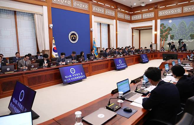 李 “국민 삶에 실질적 변화” 6·3 지방선거 본투표일을 하루 앞둔 2일 이재명 대통령이 청와대에서 국무회의 겸 비상경제점검회의를 주재하고 있다. 이 대통령은 모두발언에서 “곧 시작될 임기 2년 차부터는 국민 삶에 실질적 변화를 더 크게 만들겠다”고 말했다. 뉴시스
