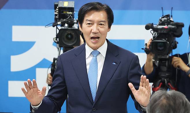 경기 평택을 국회의원 재선거에 출마한 조국혁신당 조국 후보가 3일 경기도 평택시 선거사무소를 찾아 지지자들에게 인사하고 있다. 연합뉴스