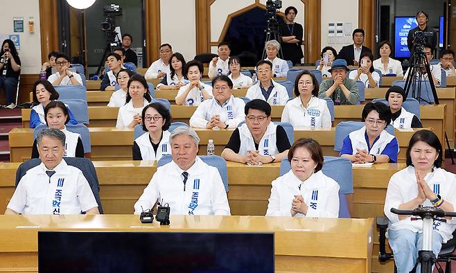 조국혁신당 서왕진 상임선거대책위원장을 비롯한 참석자들이 3일 국회 의원회관에 마련된 제9회 전국동시지방선거·국회의원 재·보궐선거 개표상황실에서 출구조사 결과를 지켜보고 있다. 연합뉴스