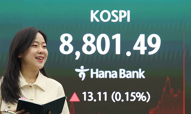 코스피가 강보합 끝에 최고치를 경신하며 8800선에서 마감한 2일 서울 중구 하나은행 본점 딜링룸에서 딜러들이 업무를 보고 있다. 코스피는 전 거래일(8788.38)보다 13.11포인트(0.15%) 오른 8801.49에, 코스닥 지수는 전 거래일(1050.03)보다 24.00포인트(2.29%) 하락한 1026.03에 거래를 마쳤다. 뉴시스