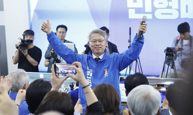 민형배 더불어민주당 전남광주통합특별시장 후보가 제9회 전국동시지방선거가 실시된 3일 오후 광주 서구 선거 사무소에서 민 후보와 캠프 관계자들이 출구조사 결과를 확인한 후 기뻐하고 있다. 뉴스1