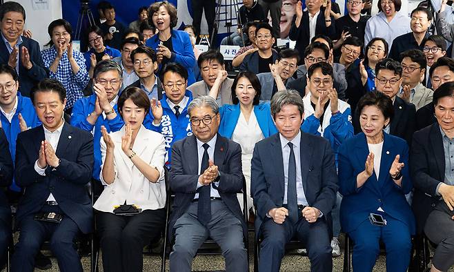 “와∼” 더불어민주당 정원오 서울시장 후보 캠프 관계자들이 3일 서울 중구 선거상황실에서 6·3 지방선거 방송 3사 출구조사 결과에 박수 치고 있다. 앞줄 왼쪽부터 고민정 의원, 이재정 후원회장, 이인영 의원, 남인순 의원. 연합뉴스