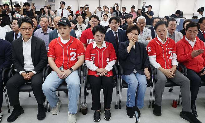 “아…” 국민의힘 오세훈 서울시장 후보 캠프 관계자들이 3일 서울 종로구 대왕빌딩 선거사무소에서 6·3 지방선거 방송 3사 출구조사 결과를 지켜보고 있다. 앞줄 왼쪽부터 김재섭 의원, 윤희숙 공동선대위원장, 조은희 의원, 박수민 의원. 연합뉴스
