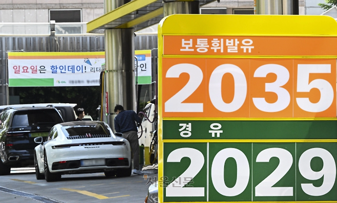 지난달 소비자물가가 26개월 만에 가장 큰 폭으로 상승한 가운데 6일 서울 시내 한 주유소에 유가가 표시돼 있다. 이지훈 기자
