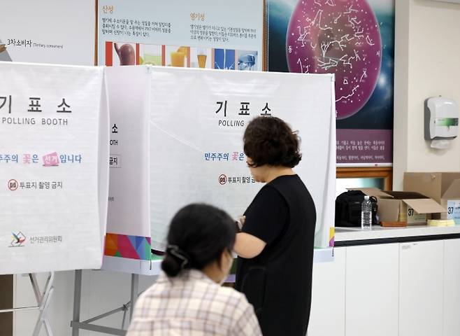 투표소 된 과학실 - 6·3 지방선거 및 국회의원 재·보궐선거일인 3일 울산 남구의 한 초등학교 과학실에 마련된 삼호동 제4투표소에서 유권자들이 차례로 투표권을 행사하고 있다. 2026.6.3 연합뉴스