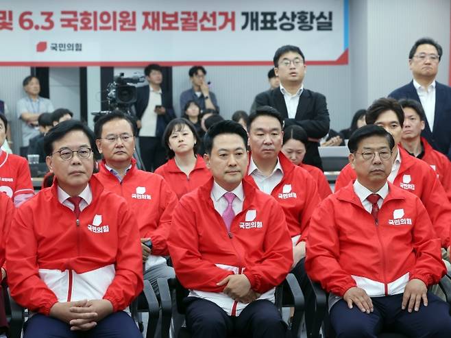 착잡한 국민의힘 - 장동혁 국민의힘 대표를 비롯한 지도부와 의원, 당직자들이 3일 오후 서울 여의도 중앙당사에 마련된 개표상황실에서 지방선거 및 국회의원 보궐선거 출구조사 방송을 지켜보고 있다.