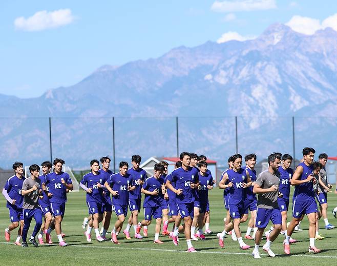 2일(현지 시간) 미국 유타주 헤리먼에 위치한 자이언스뱅크 트레이닝센터에서 축구 국가대표팀 손흥민 등 선수들이 몸을 풀고 있다. 연합뉴스