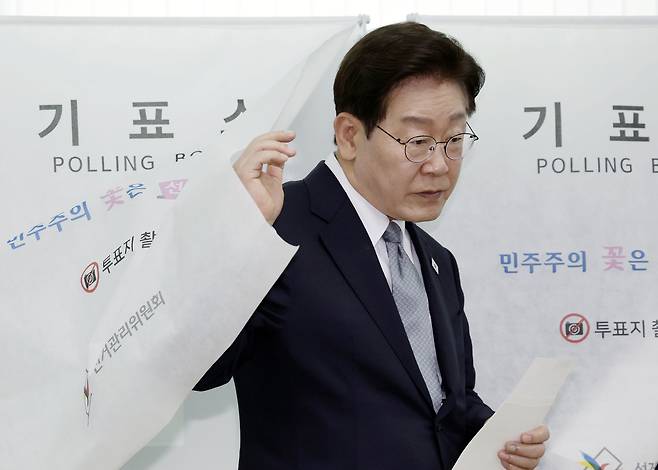 이재명 대통령이 제9회 전국동시지방선거 사전투표 첫날인 29일 서울 종로구 삼청동 주민센터에 마련된 사전투표소에서 투표를 마친 뒤 기표소에서 나오고 있다. 연합뉴스
