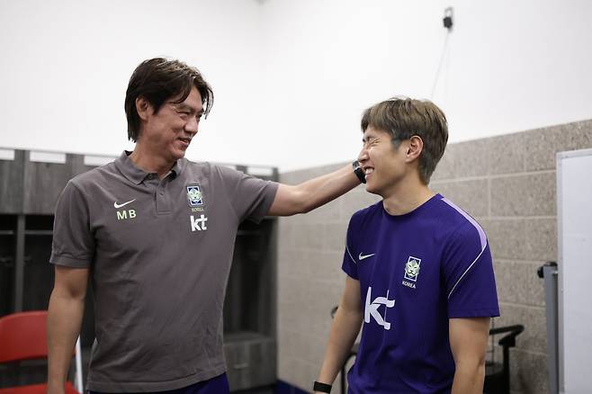 홍명보 축구대표팀 감독(왼쪽)이 3일(한국시간) 미국 유타주 자이언스뱅크 트레이닝센터에서 진행된 팀 훈련에 참여한 이강인을 쓰다듬고 있다. 사진제공｜대한축구협회