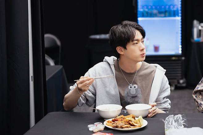 방탄소년단 진, 美 라스베이거스도 홀렸다!..역시 '투어 남신'