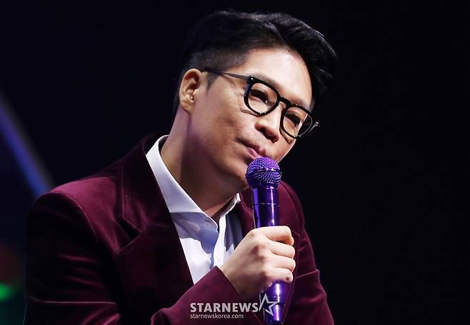 가수 MC몽이 25일 오후 서울 광진구 예스24 라이브홀에서 진행된 정규 8집 앨범 'CHANNEL 8' 발매 기념 기자간담회에서 질의응답을 하고 있다. 2019.10.25