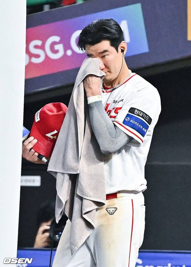 SSG 랜더스 오태곤이 3일 인천 SSG랜더스필드에서 열린 2026 신한 SOL KBO리그 홈경기에서 9회말 끝내기 희생플라이로 팀의 13연패를 끊어낸 중계사 인터뷰에서 눈물을 흘리고 있다.