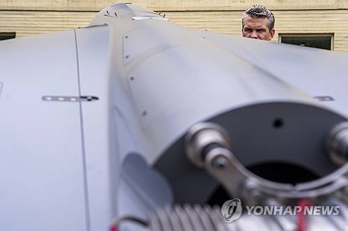 드론 살펴보는 피트 헤그세스 미국 국방장관 [AP=연합뉴스 자료사진. 재판매 및 DB 금지]