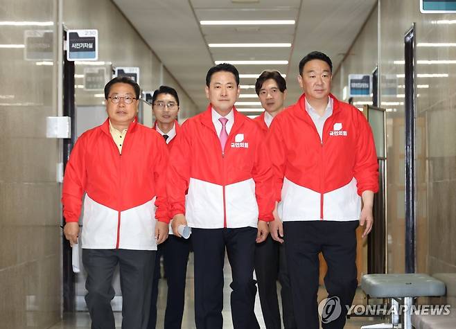 중앙선대위 입장하는 장동혁 상임선거대책위원장 (서울=연합뉴스) 배재만 기자 = 국민의힘 장동혁 상임선거대책위원장이 6·3 지방선거일인 3일 서울 여의도 국회에서 열린 마지막 중앙선거대책위원회의에 참석하기 위해 입장하고 있다. 2026.6.3 scoop@yna.co.kr
