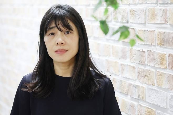 '딸기 이론' 출간한 김숨 소설가 (서울=연합뉴스) 강민지 기자 = 장편소설 '딸기 이론' 출간한 김숨 작가가 지난 2일 서울 종로구 수송동 연합뉴스 사옥에서 진행된 인터뷰에 앞서 포즈를 취하고 있다. 2026.6.
    mjkang@yna.co.kr