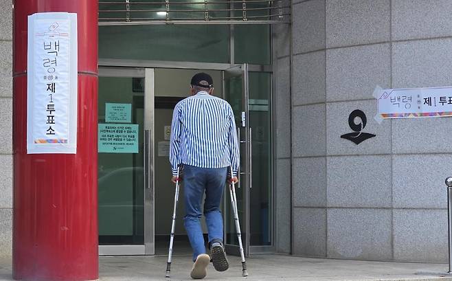 목발 짚고 투표소 찾은 유권자 [심효신 백령도 통신원 제공. 재판매 및 DB 금지]