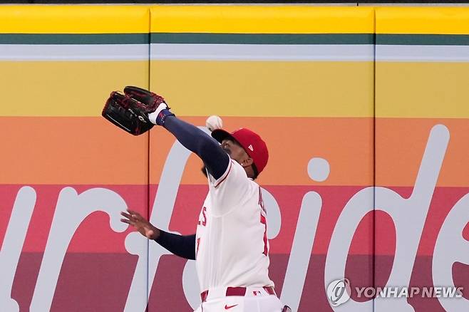 뜬공에 머리를 직격당한 에인절스 우익수 조 아델 [AP=연합뉴스]