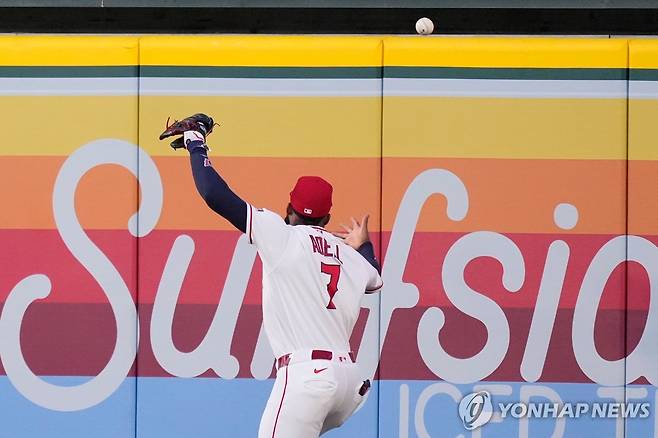 야속하게 담장 밖으로 넘어가는 타구 [AP=연합뉴스]