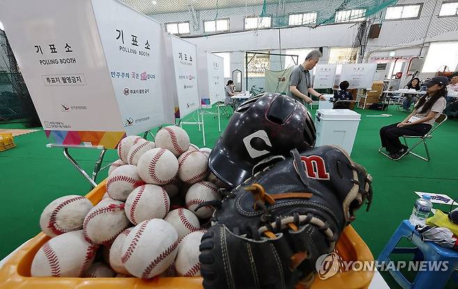 투표소로 깜짝 변신한 야구 실내훈련장 (서울=연합뉴스) 김주형 기자 = 제9회 전국동시지방선거일인 3일 서울 중구 청구초등학교 야구부 실내훈련장에 마련된 청구동 제1투표소에서 유권자들이 소중한 한표를 행사하고 있다. 2026.6.3 kjhpress@yna.co.kr