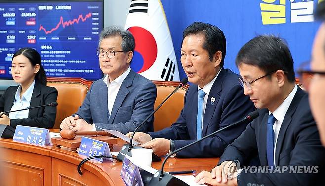 중앙선대위 발언하는 정청래 대표 (서울=연합뉴스) 배재만 기자 = 더불어민주당 정청래 총괄상임선거대책위원장이 6·3 지방선거일인 3일 국회에서 열린 마지막 중앙선거대책위원회의에서 발언하고 있다. 2026.6.3 scoop@yna.co.kr