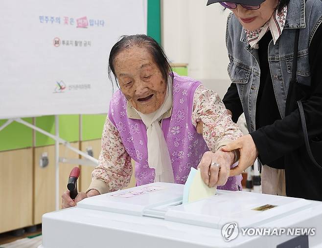 102세 할머니의 소중한 한 표 (울산=연합뉴스) 김용태 기자 = 제9회 전국동시지방선거 및 국회의원 재·보궐선거일인 3일 울산 북구 상안중학교에 마련된 농소3동제1투표소에서 1923년생으로 현재 만 102세인 김성순 할머니가 투표하고 있다. 2026.6.3 yongtae@yna.co.kr