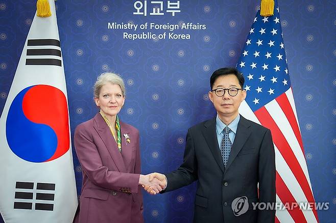 한미 정상회담 안보합의 이행협상 시작 (서울=연합뉴스) 박윤주 외교부 1차관과 앨리슨 후커 미 국무부 정무차관이 2일 서울 종로구 정부서울청사 별관 외교부에서 한미정상회담 공동설명자료(조인트 팩트시트) 안보 분야 후속조치 협의를 위한 발족 회의를 시작하기 전 기념 촬영하고 있다. 2026.6.2 [외교부 제공. 재판매 및 DB 금지] photo@yna.co.kr